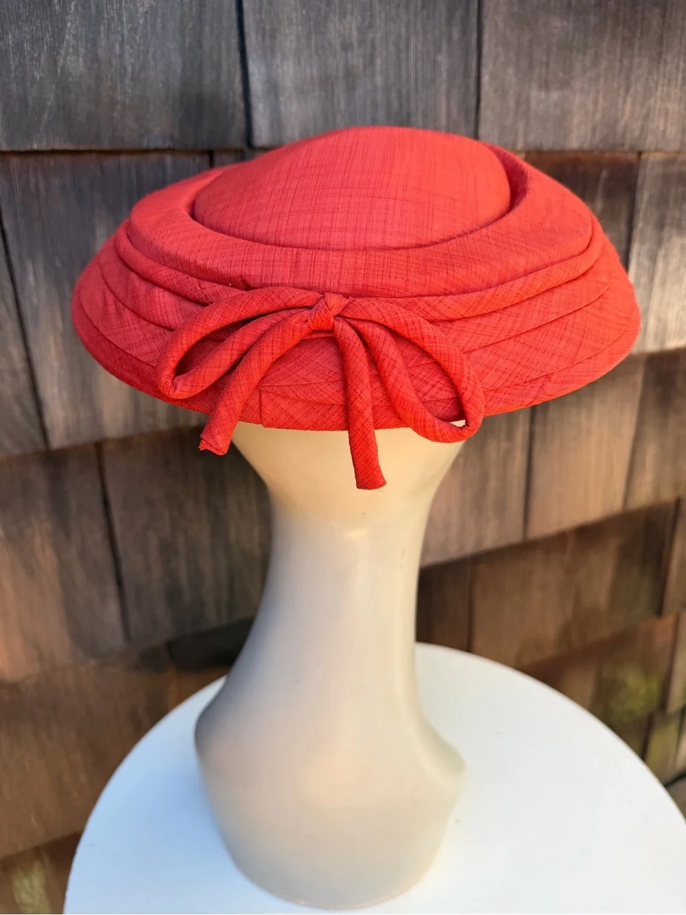 Vintage 1960s saucer style hat rusty orange fabric bow size OS no label.